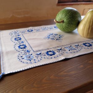 Camino de mesa "Flores en azul". Artesanía tradicional de lagartera