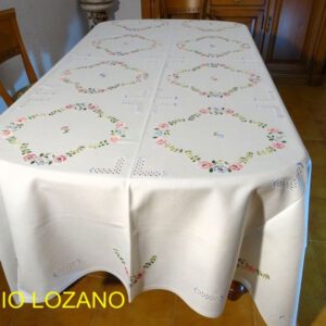 Mantel de guirnaldas. Artesanía Lagarterana