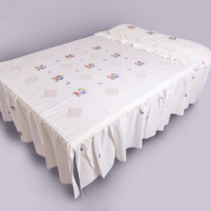 Colcha bordada. Artesanía de Lagartera en su cama