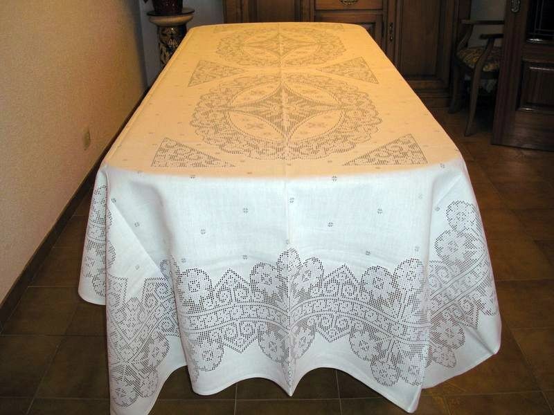 Mantel deshilado de "Claveles y centros". Tradición artesana - Imagen 3