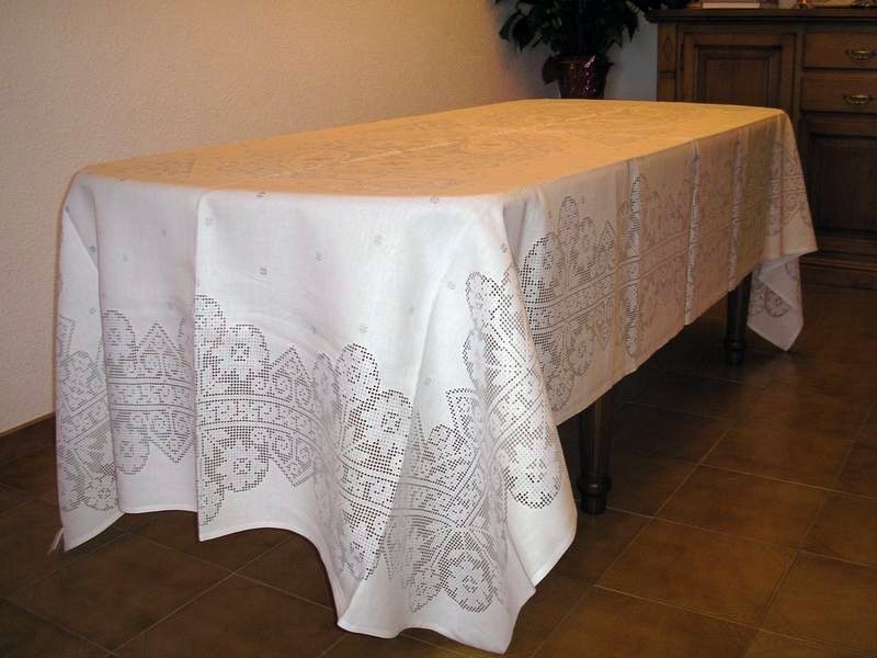 Mantel deshilado de "Claveles y centros". Tradición artesana - Imagen 4