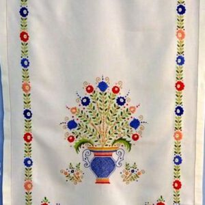 Cortinas "Jarrón de flores". Bordado a mano en Lagartera