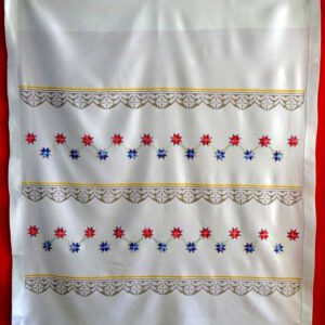 Cortina "Barras y estrellas". Labores y bordados de Lagartera