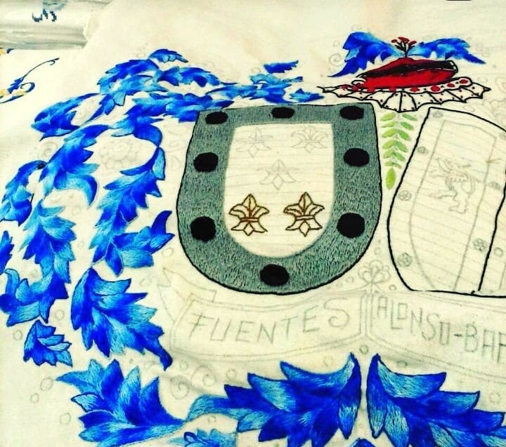 Escudo heráldico. Bordado a mano en Lagartera - Imagen 3