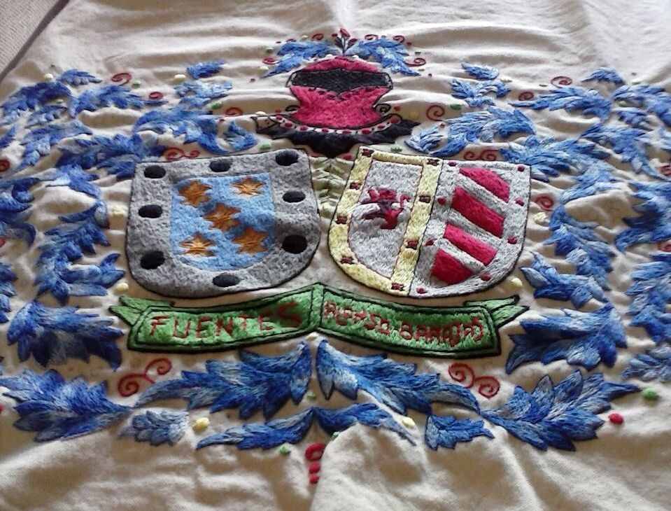 Escudo heráldico. Bordado a mano en Lagartera - Imagen 7